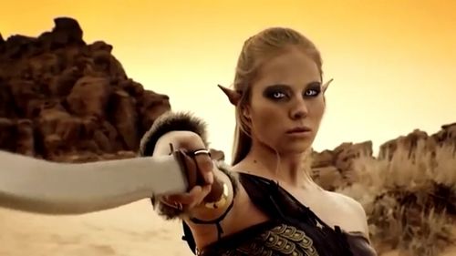 求电影名字,一个紫眼尖耳的女战士在沙漠中杀一个怪物