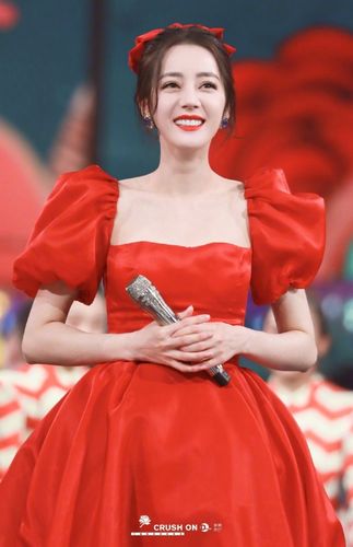 迪丽热巴北京卫视春晚造型太惊艳,红色泡泡袖简直是迪士尼在逃公主!