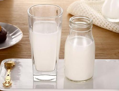 常喝牛奶能够补充蛋白质和其他营养物质,同时还能起到美白护肤的效果