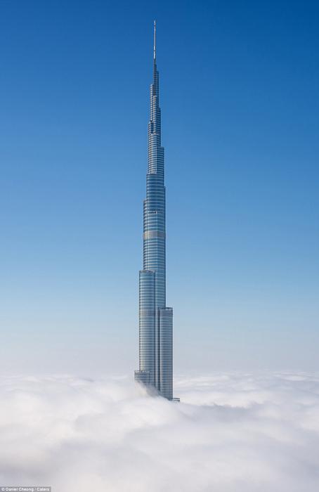 这是位于迪拜的世界上最高的建筑——哈利发塔,高约629米.