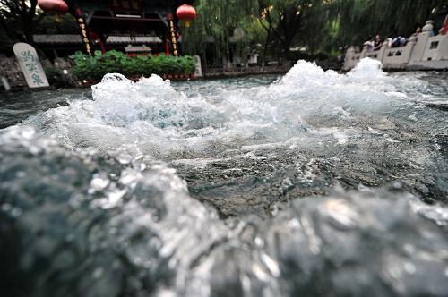     济南趵突泉泉水喷涌激烈,泉眼附近水流激荡(8月15