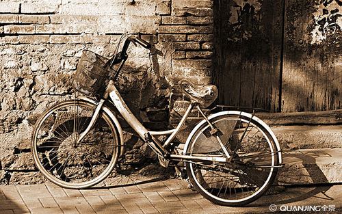 老房子门口前的旧自行车