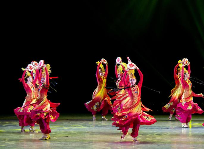 维吾尔族女子群舞《石榴花开》民大舞蹈学院少数民族英才班倾情奉献