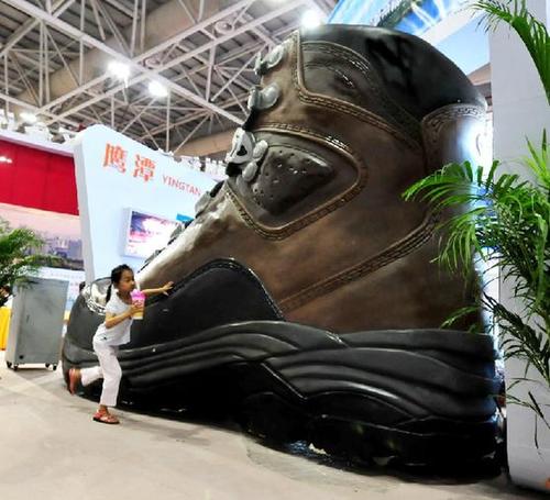 长4米高32米巨型鞋模亮相福州