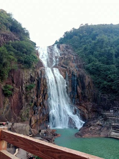 梅州龙归寨瀑布,是坐落在广东省梅州市的一座瀑布,是一处很壮观的瀑布