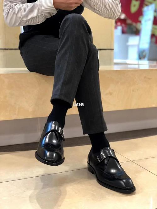 深灰色裤子搭配黑色皮鞋#正装  #皮鞋  #正装皮鞋  #皮鞋黑袜  #手工