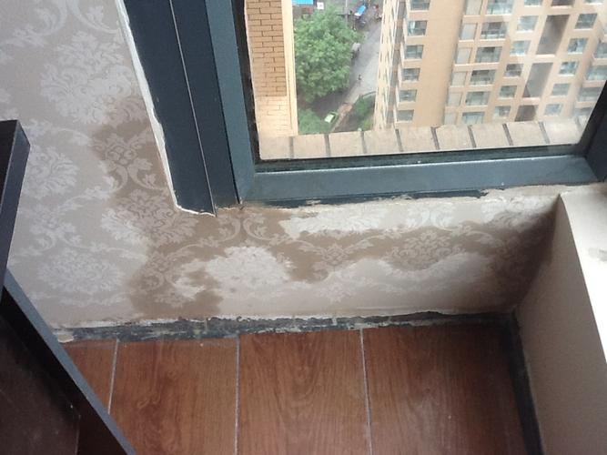 一,窗户上沿漏水的原因及处理方法1,窗户排水口不畅导致漏水.