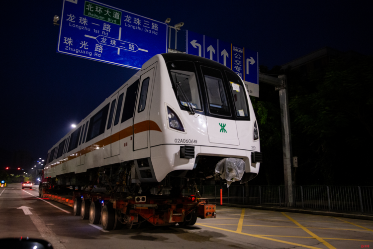 深圳地铁2号线三期两列车运抵深圳预计明年开通初期运营