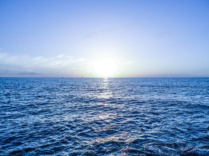 蓝天阳光与无风浪大海摄影高清图片