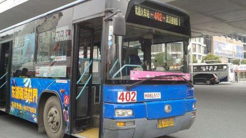 武汉市内这路公交被称为旅游专线:经过十几个景点,采用双语报站
