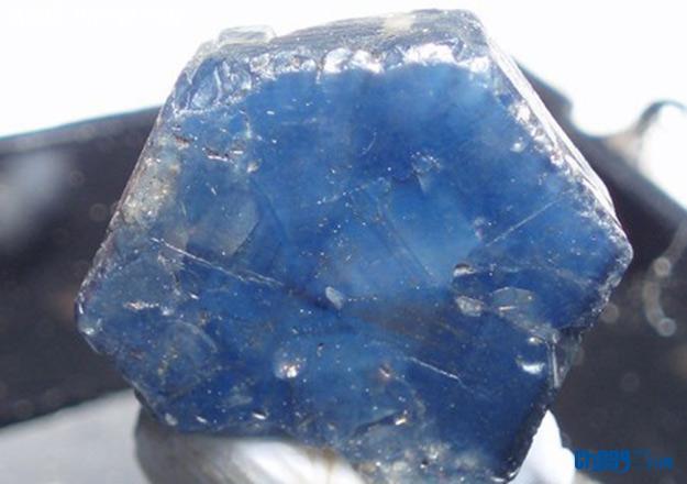蓝宝石玻璃是人工生产而成,而蓝宝石则是天然矿物