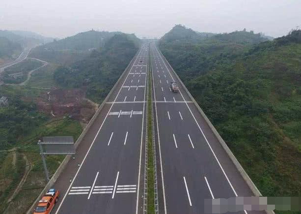 四川省有望迎来一条双向六车道的新高速公路,沿途会经过四个城市,不