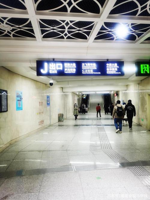 外地人吐槽武汉地铁少了点什么,我说是少了点人气