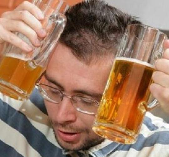 总的来说,喝酒对身体健康真的是很不利的,那么我们应该如何戒酒呢?