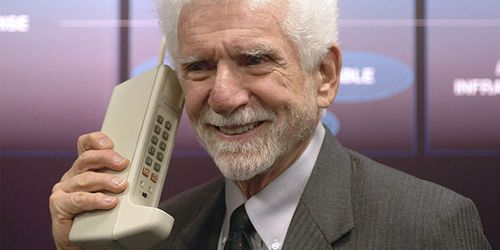 手机是由dr. martin cooper和motorola的一组开发人员于1973年发明的