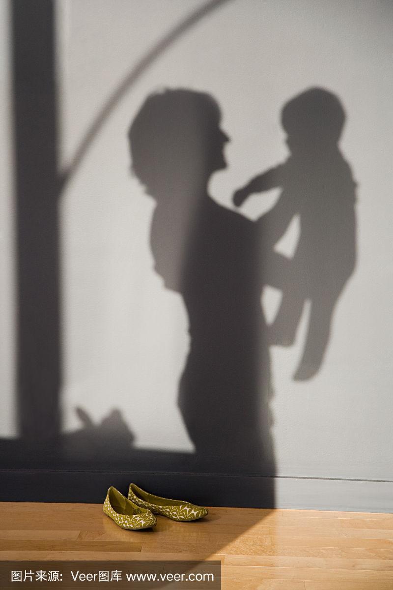 一个抱着孩子的女人的影子