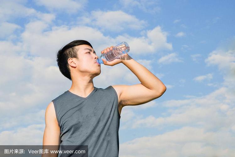 口渴的运动员在运动后喝水