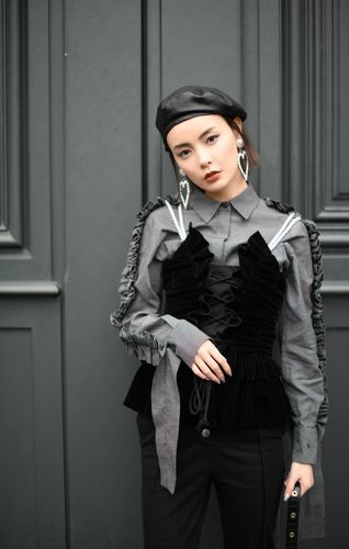 作为时尚界的宠儿,赵宇彤的每一款造型都得到极大的认可.