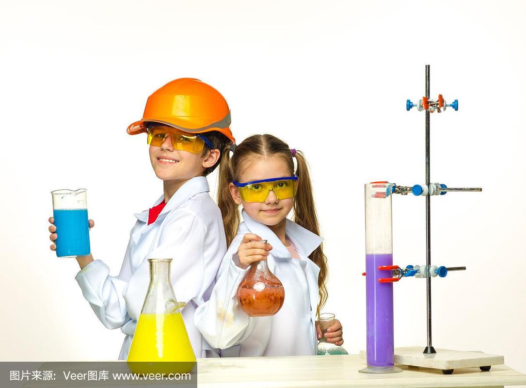 两个可爱的孩子在化学课上做实验