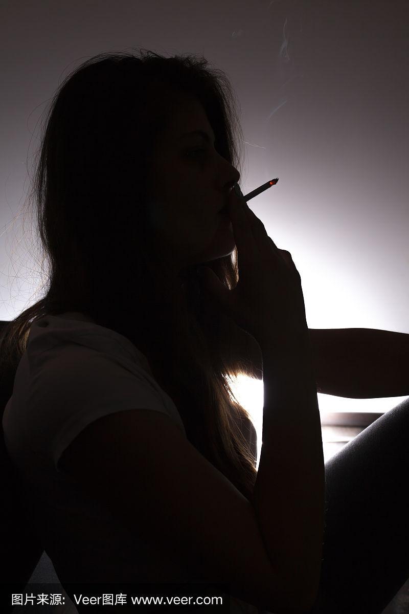 孤独的女人抽着烟