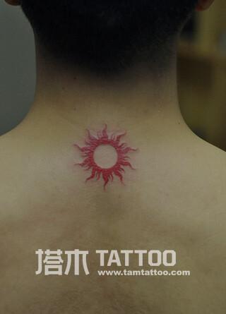男士太阳图腾纹身
