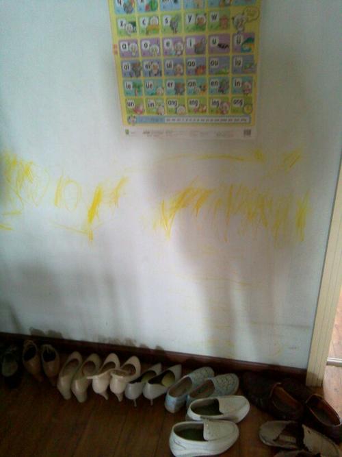 小孩用蜡笔在墙上画画怎么擦都擦不掉怎么办?