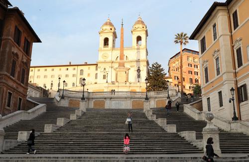 3月27日,人们走过意大利首都罗马的西班牙台阶.