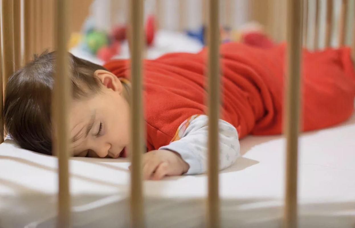 宝宝趴着睡觉,有助于大脑发育吗?难怪那么多宝宝喜欢趴着睡