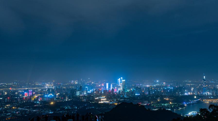 南京紫金山实拍城市夜景因为阴天加上空气质量不佳多少还是有些不通透