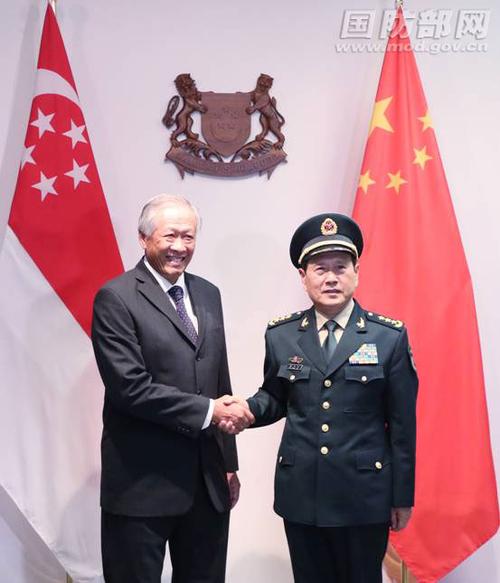 5月29日,国务委员兼国防部长魏凤和与新国防部长黄永宏举行会谈.