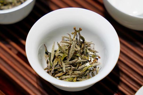 一年茶指当年的白茶,因属于微发酵茶,刚制作出来滋味鲜爽,口感顺滑.