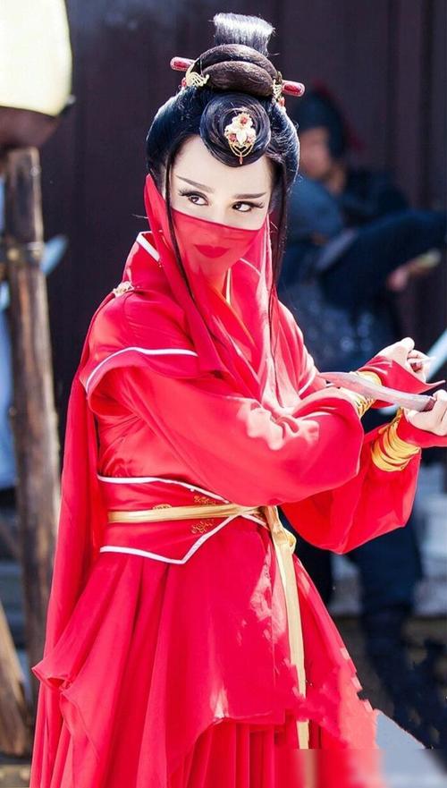 白莲教圣女,是个杀人如麻的妖女,所以她的红衣装扮搭配红色面纱看着有