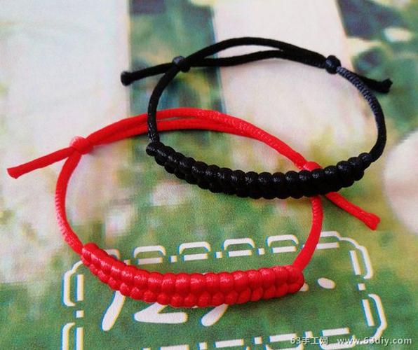 简单漂亮的红绳手链编法图解