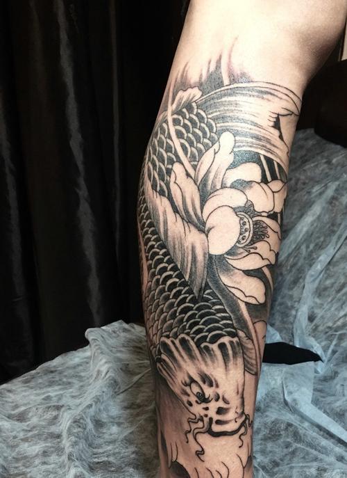 莲花与鲤鱼结合的腿部纹身图案