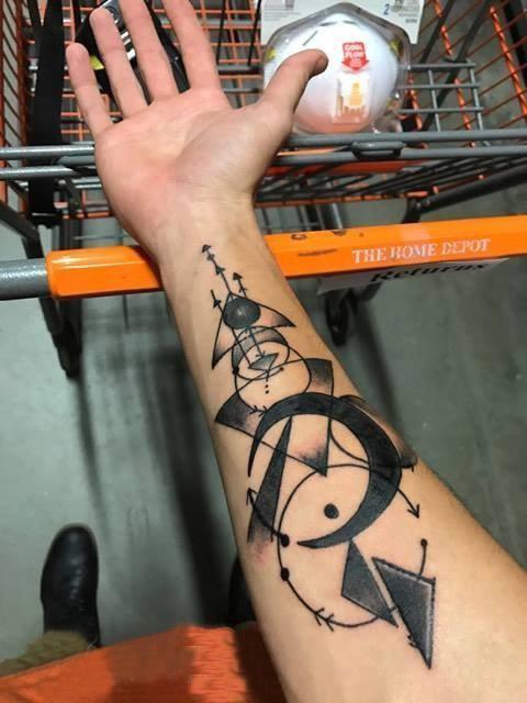 男生手臂上黑灰素描点刺技巧几何元素创意纹身图案