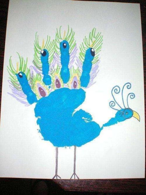 手印画——《孔雀》太旗小哈佛幼儿园大一班美术活动