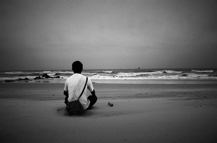孤独图片男孤独酒瓶在身边,海边,孤独男背影