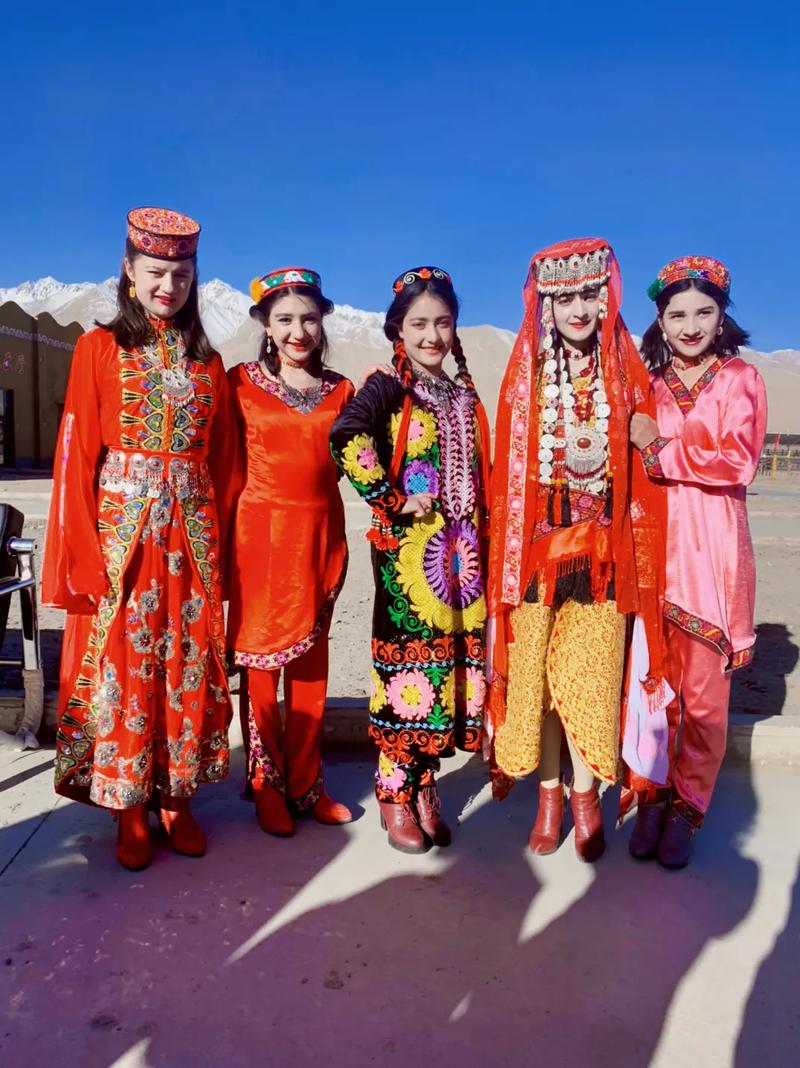塔吉克族属欧罗巴人种印度地中海类型,民族语言为塔吉克语,包括 - 抖