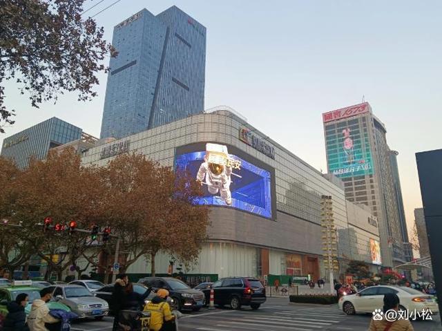 邯郸新世纪位于邯郸市中心,人民路与中华大街交叉口东北角,是一家邯郸