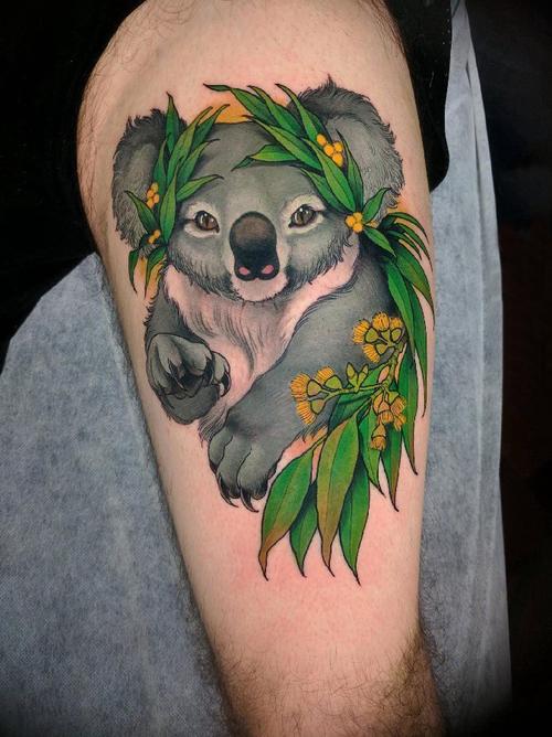 男生大腿上彩绘水彩素描可爱树懒动物纹身图案