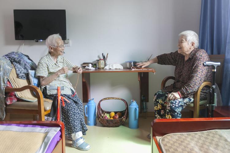 浦逸敏在上海嘉定双善养老院和朋友聊天(7月31日摄).