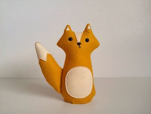 手工制作的毛绒的狐狸玩偶