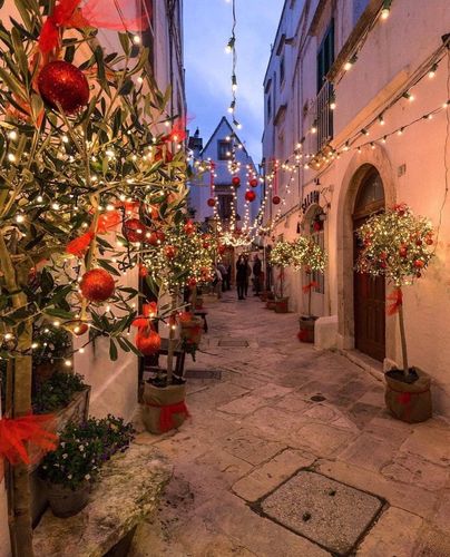 意大利小镇的圣诞气氛