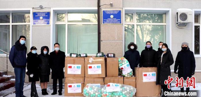 中国驻哈萨克斯坦使馆与中资企业向哈福利机构捐赠物资