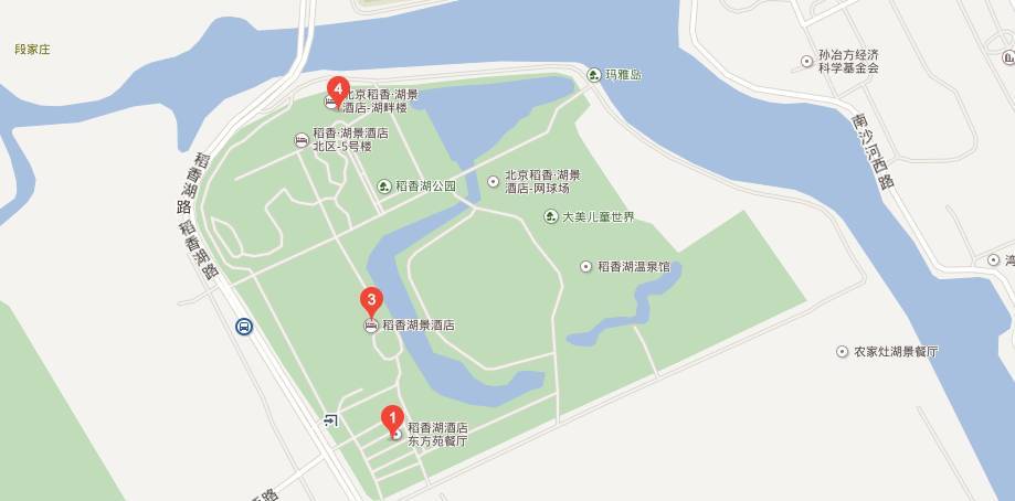 北京稻香湖景酒店停车场就在酒店里面,大概500多个车位.