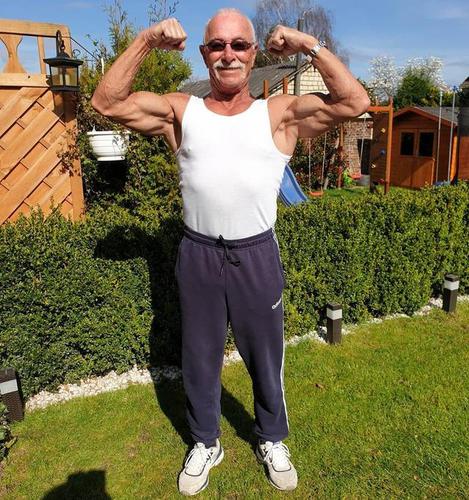 70岁的时候还参加老年组的健美比赛,真的是活到老练到老的典范.