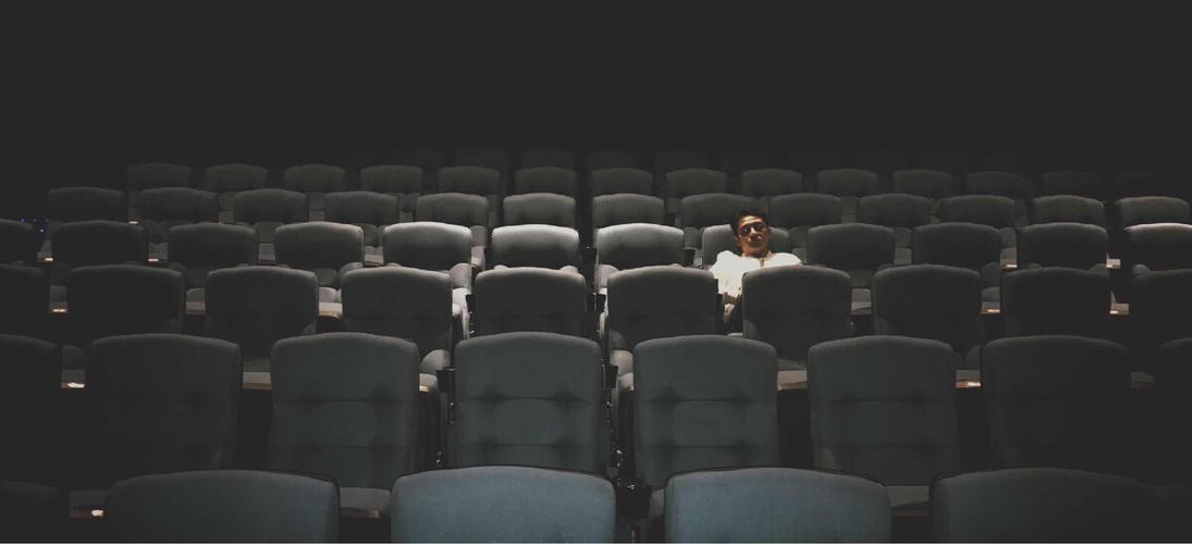 一个人去电影院坐哪里