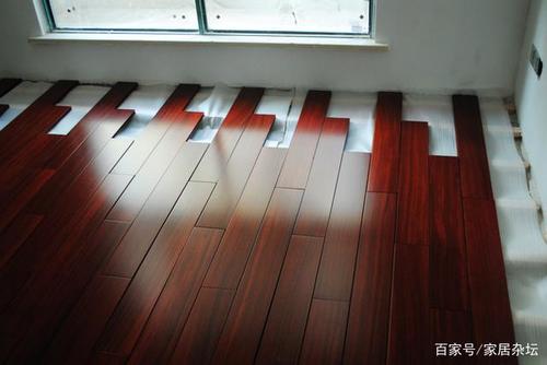 我们家装中所安装的实木地板就是利用了实木地板自身进行组装.