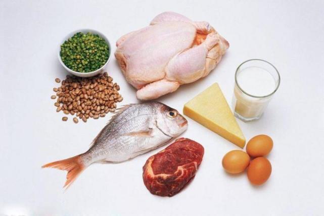 在饮食方面,男性能够多吃一些富含蛋白质的食物.
