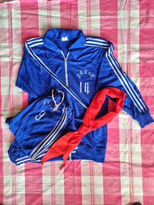 这是一套八十年代,天津吴家窑小学的校服,是海河针织厂出品,记得我们